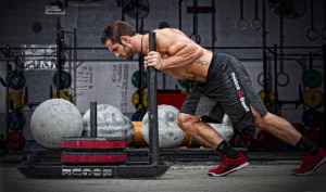 rich froning duwt een prowler sled